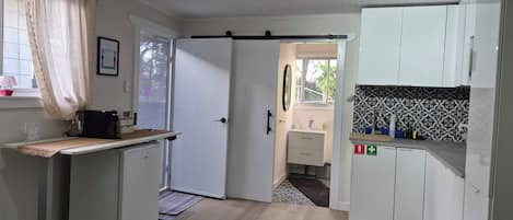 Refrigerador, microondas, cafetera y tetera y tetera eléctrica