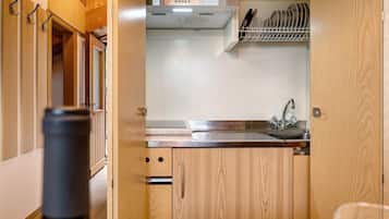 Kjøleskap, kokeplater, kaffetrakter/tekoker og vannkoker