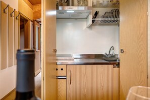 Fridge, stovetop, coffee/tea maker, electric kettle - Apartment 'Leitner Miniwohnung' with Mountain View, Private Terrace and Wi-Fi (Tiers)