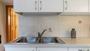 Frigorifero, piano cottura, macchina per tè/caffè, bollitore elettrico