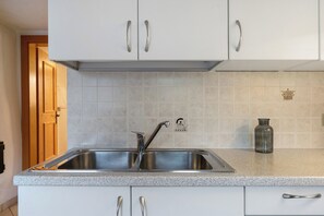 Fridge, stovetop, coffee/tea maker, electric kettle - Apartment 'Leitner Stubenwohnung' with Mountain View, Private Terrace and Wi-Fi (Tiers)