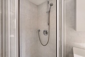 Shower, hair dryer, towels - Apartment 'Leitner Stubenwohnung' with Mountain View, Private Terrace and Wi-Fi (Tiers)