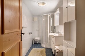 Shower, hair dryer, towels - Apartment 'Leitner Stubenwohnung' with Mountain View, Private Terrace and Wi-Fi (Tiers)