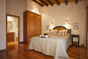 5 bedrooms, iron/ironing board, free WiFi, bed sheets - Country House 'Tierra' with Private Terrace, Private Garden and Wi-Fi (Llanes)