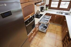 Fridge, microwave, oven, stovetop - Country House 'Tierra' with Private Terrace, Private Garden and Wi-Fi (Llanes)