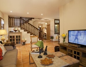 TV, DVD player - Country House 'Playas De Llanes' with Private Garden and Wi-Fi (Llanes)