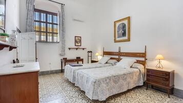 7 bedrooms, iron/ironing board, free WiFi