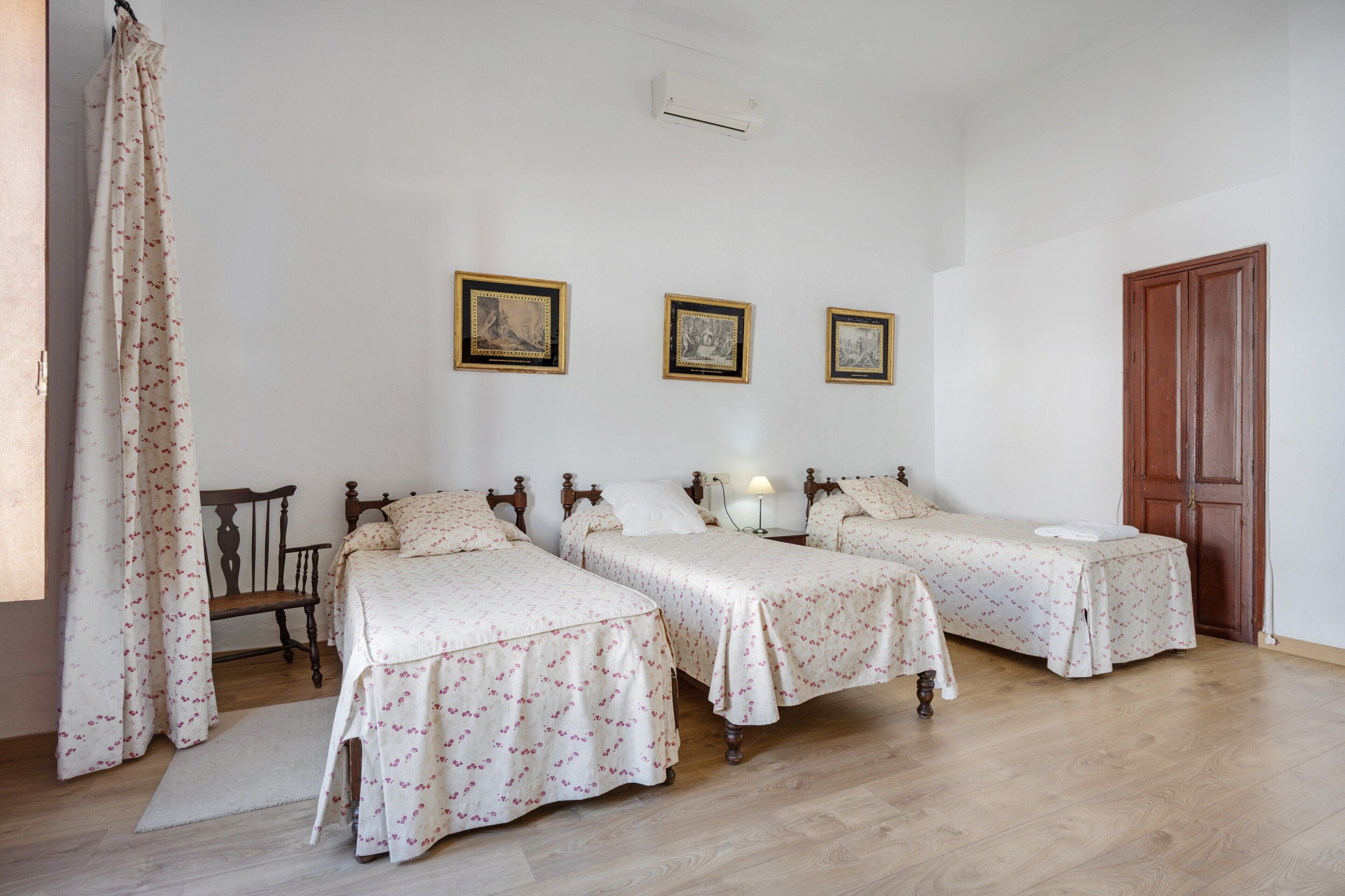 7 Schlafzimmer, Bügeleisen/Bügelbrett, kostenloses WLAN