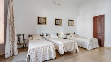 7 Schlafzimmer, BĂŒgeleisen/BĂŒgelbrett, kostenloses WLAN