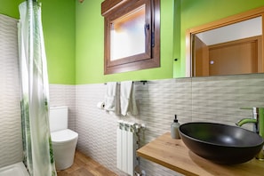 Shower, towels - Apartment 'Picos' with Mountain Views, Shared Garden, and Wi-Fi (Cangas de onis)