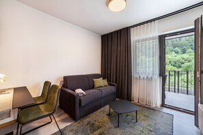 TV - Apartment 'Pauli 4' with Mountain View, Shared Garden and Wi-Fi (Lagundo)