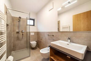 Suihku, hiustenkuivaaja, pyyhkeet