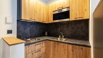 Frigorífico, microondas, horno y placa de cocina