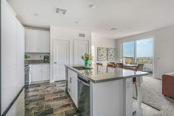 Fridge, microwave, oven, stovetop - NewBuild cozy 3-bedroom condo in charming Mission Viejo (Mission Viejo)
