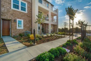 Exterior - NewBuild cozy 3-bedroom condo in charming Mission Viejo (Mission Viejo)