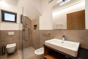 Dusche, Haartrockner, Handtücher