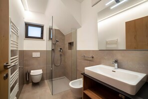 A modern bathroom with a shower, toilet, bidet, and a large sink. - Apartment 'Pauli 6' with Mountain View, Shared Garden and Wi-Fi (Lagundo)