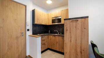 冷蔵庫、電子レンジ、オーブン、コンロ