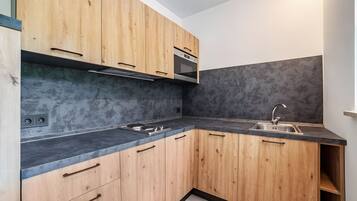 Frigorífico, microondas, horno y placa de cocina