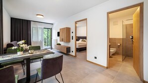 A modern interior with a dining area, a bedroom, and a bathroom. - Apartment 'Pauli 5' with Mountain View, Shared Garden and Wi-Fi (Lagundo)