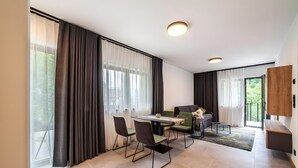 A modern dining area with a table, chairs, and a sofa. - Apartment 'Pauli 5' with Mountain View, Shared Garden and Wi-Fi (Lagundo)