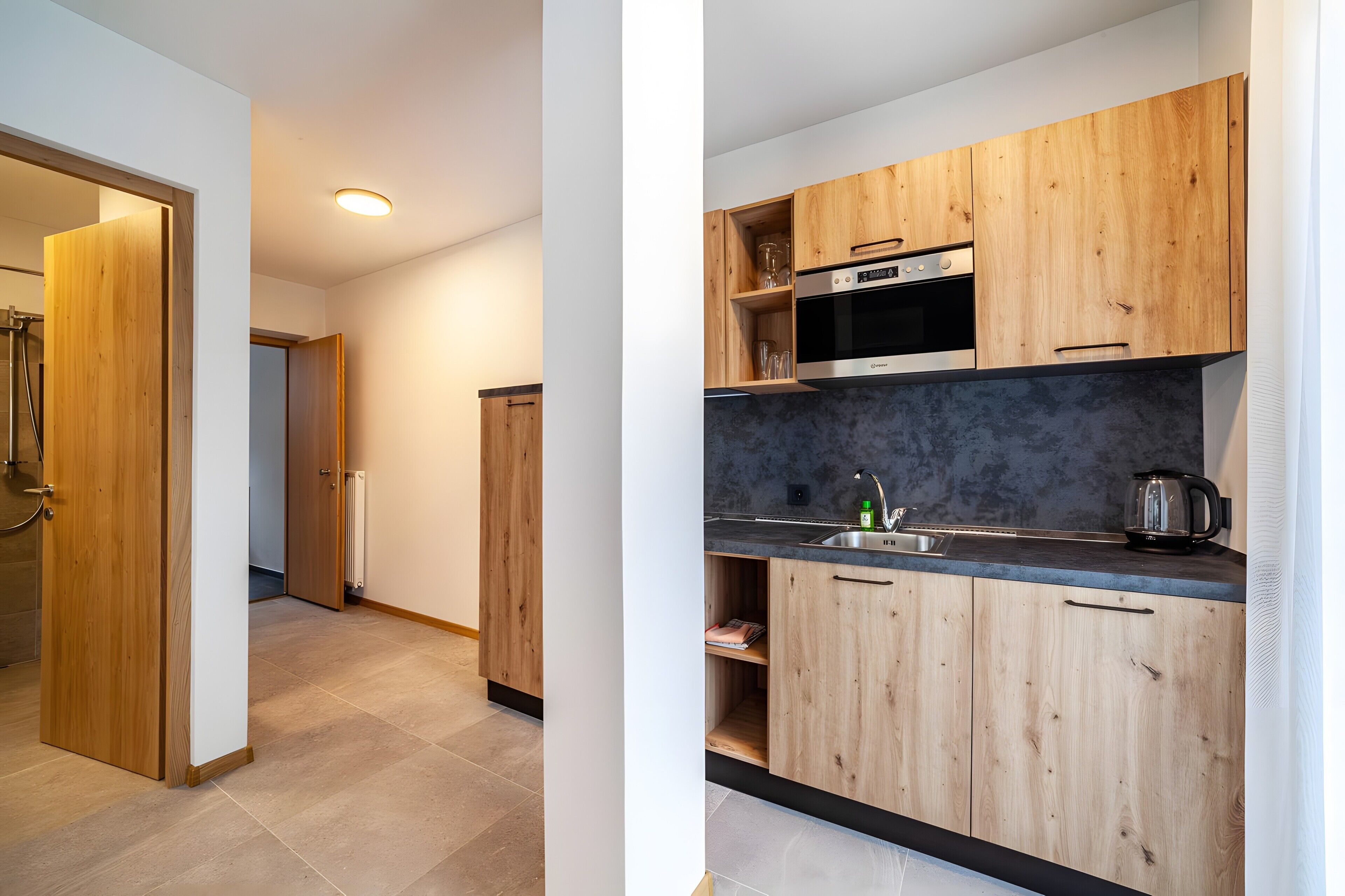 冷蔵庫、電子レンジ、オーブン、コンロ