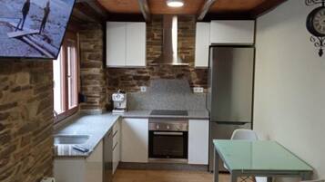 Jääkaappi, mikroaaltouuni, uuni, liesi