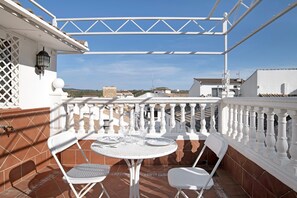 Outdoor dining - Holiday Home 'El Aroma Del Dulce' with Mountain View, Wi-Fi and Air Conditioning (Setenil de las Bodegas)