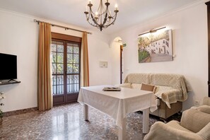 Interior - Holiday Home 'El Aroma Del Dulce' with Mountain View, Wi-Fi and Air Conditioning (Setenil de las Bodegas)