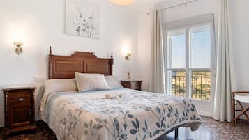 3 bedrooms, iron/ironing board, free WiFi, bed sheets