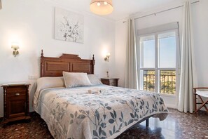 3 makuuhuonetta, silitysrauta/-lauta, ilmainen Wi-Fi, vuodevaatteet