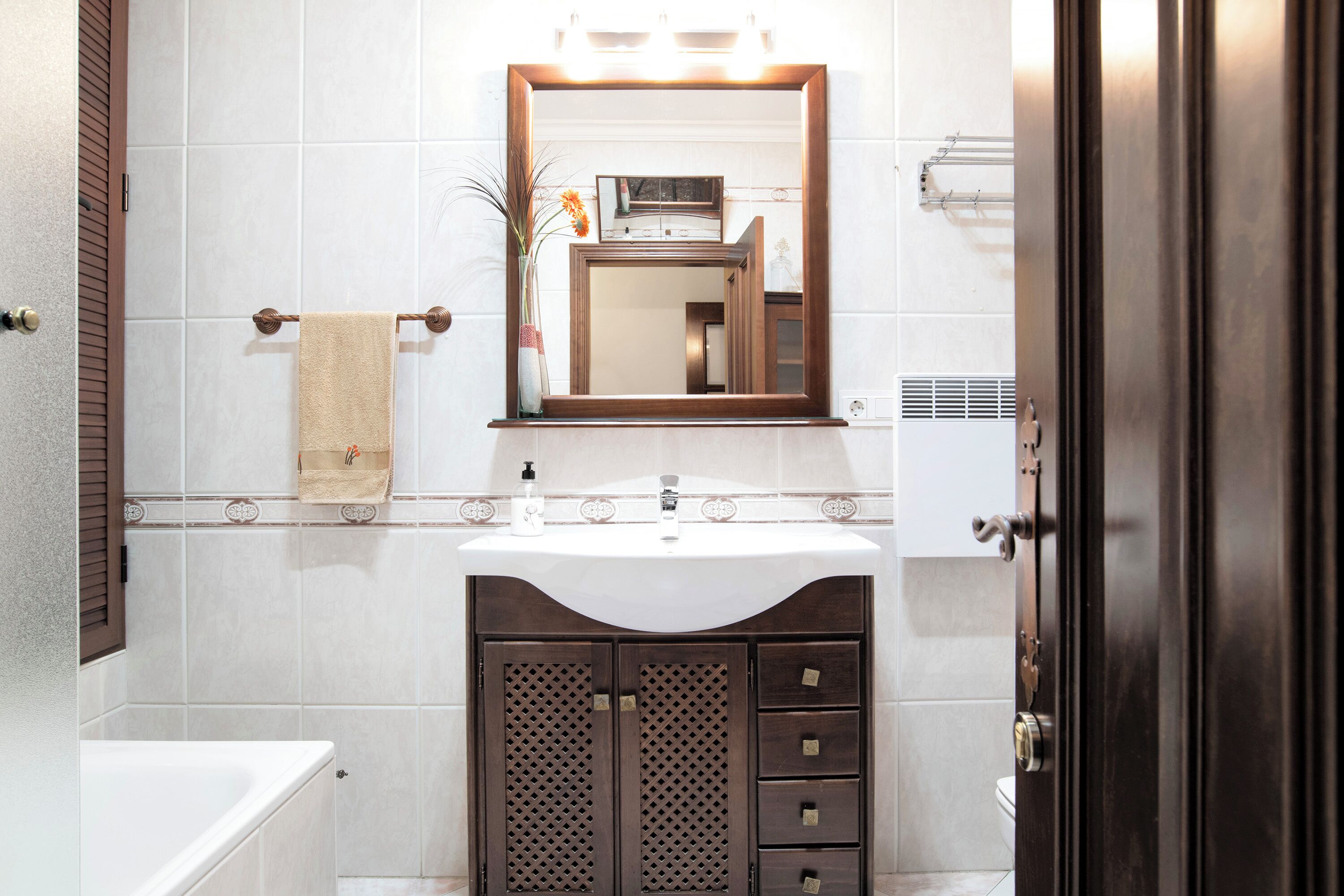 Douche, sèche-cheveux, serviettes fournies