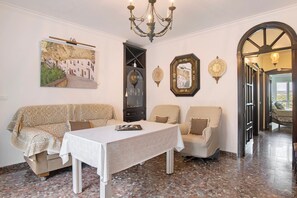 Interior - Holiday Home 'El Aroma Del Dulce' with Mountain View, Wi-Fi and Air Conditioning (Setenil de las Bodegas)