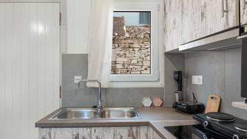 Fridge, oven, stovetop, coffee/tea maker