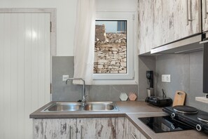 Fridge, oven, stovetop, coffee/tea maker - Villa 'Christina 2 Kythnos' with Sea View, Wi-Fi and Air Conditioning (Driopida)