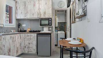 Frigorifero, forno, piano cottura, macchina per tè/caffè