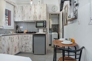 Kühlschrank, Ofen, Herdplatte, Wasserkocher mit Kaffee-/Teezubehör