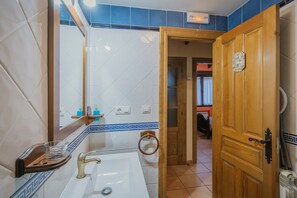 Douche, séchoir à cheveux, serviettes fournies