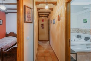 Douche, séchoir à cheveux, serviettes fournies