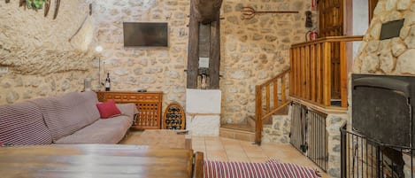 Televisión y chimenea