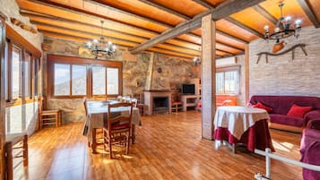 Een televisie en een open haard