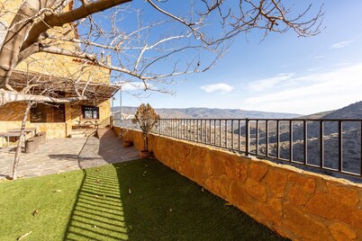 Country House 'Casa Rural La Jirola-El Balcón' with Mountain View, Wi-Fi and Air Conditioning