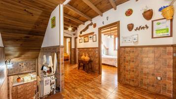 5 bedrooms, free WiFi, bed sheets