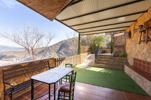 Outdoor dining - ''Casa Rural La Jirola - El Mirador'' with Mountain View, Wi-Fi and Air Conditioning (Abrucena)