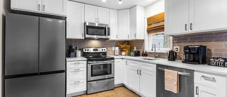 Frigorífico, microondas, horno y placa de cocina