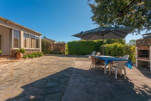 Outdoor dining - Charming villa in Bormes-les-Mimosas Comfort, Relaxation and Proximity to the Beaches (Bormes-Les-Mimosas)