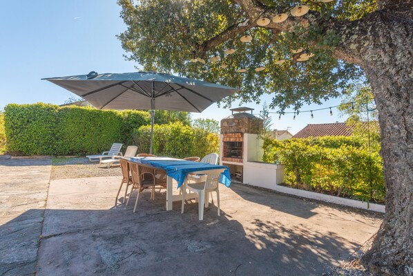 Outdoor dining - Charming villa in Bormes-les-Mimosas Comfort, Relaxation and Proximity to the Beaches (Bormes-Les-Mimosas)