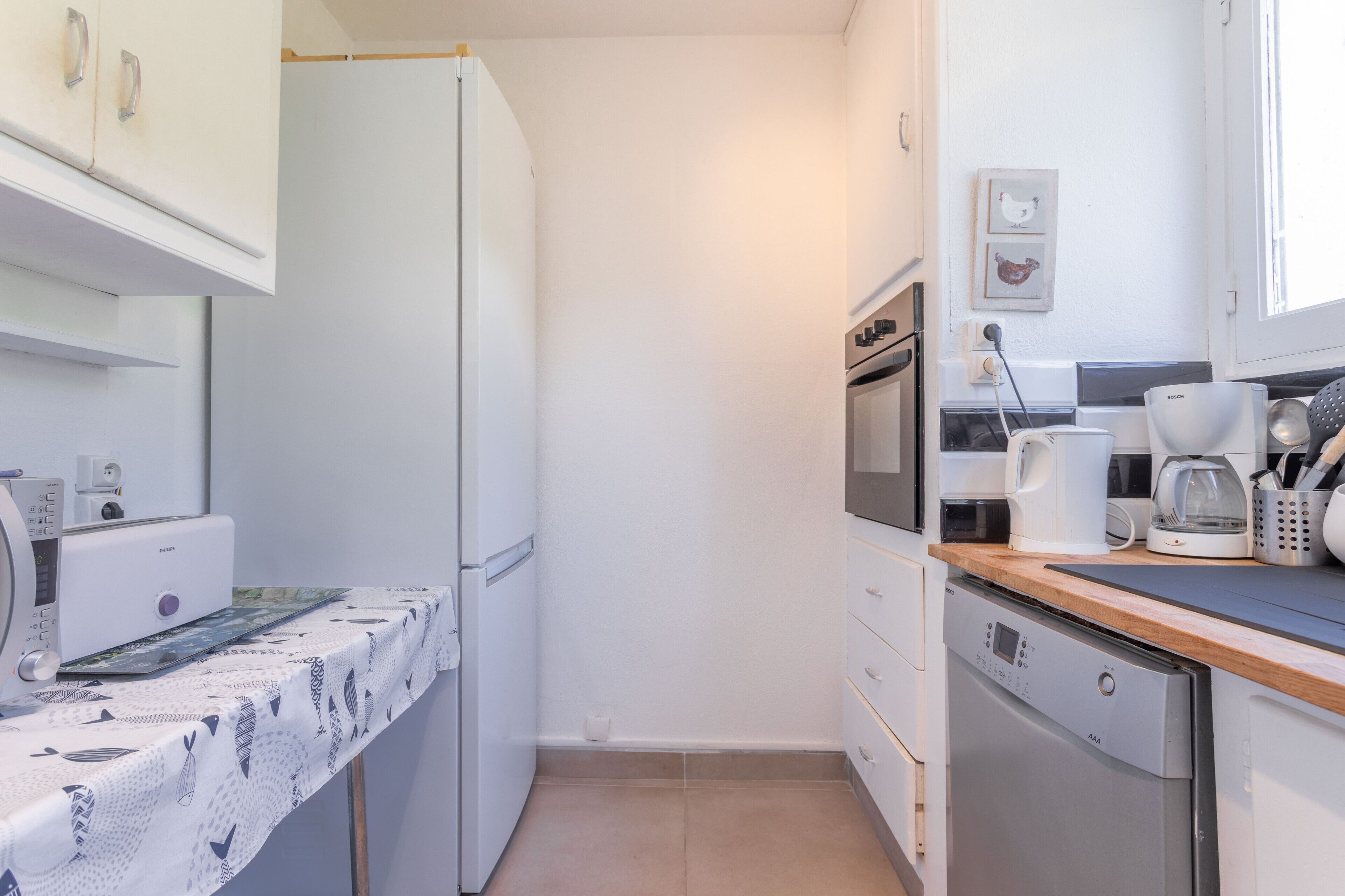 Réfrigérateur, four à micro-ondes, un four, surface de cuisson