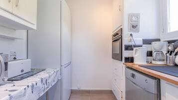Réfrigérateur, four à micro-ondes, un four, surface de cuisson
