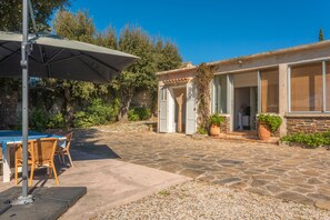 Outdoor dining - Charming villa in Bormes-les-Mimosas Comfort, Relaxation and Proximity to the Beaches (Bormes-Les-Mimosas)